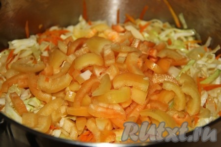 Далее добавить очищенный от семян и плодоножек болгарский перец, нарезанный на брусочки.
