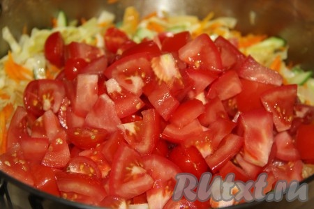 Помидоры вымыть, нарезать на кусочки и тоже выложить в кастрюлю, перемешать.
