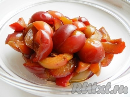 Сливы промыть, очистить от косточек. Если используются замороженные сливы, разморозить их.