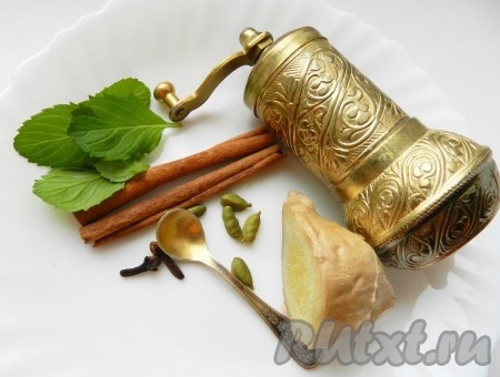 Приготовить специи - корицу, кордамон смолоть, имбирь нарезать кусочками.