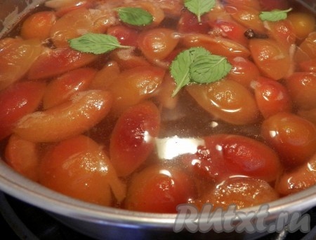 Положить листики мяты, довести до кипения, снять с огня и настаивать в течение 10 минут.