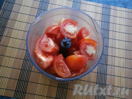 Помидоры нарезать и поместить в чашу блендера, измельчить до состояния пюре, перелить в кастрюлю.
