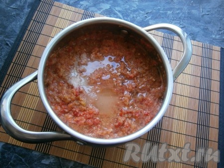 Влить растительное масло, добавить соль и сахар, перемешать.