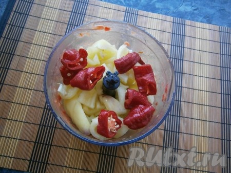 В эту же чашу блендера поместить нарезанный болгарский перец, очищенный от семян, и нарезанный горький перец (семена можно удалить, я не удаляла), измельчить до состояния пюре.
