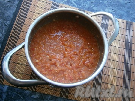 Довести до кипения, а затем варить аджику на самом слабом огне, периодически помешивая, 30 минут. Добавить чеснок, пропущенный через пресс, варить далее ещё 20 минут. Затем влить 1 столовую ложку уксуса, довести до кипения и проварить аджику из баклажанов ещё буквально 3-4 минуты на слабом огне.
