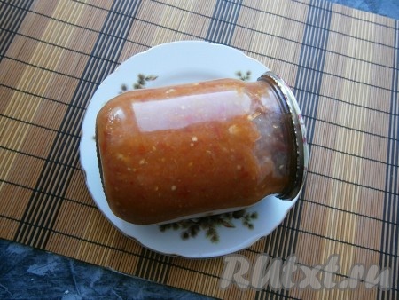 Сразу же закатать баночки прокипячёнными крышками и перевернуть, поставив на крышку банки. Укутывать банки с аджикой необязательно, а после остывания убрать в тёмное прохладное место.
