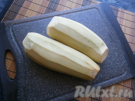 Баклажаны очистить от кожицы.