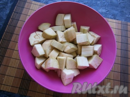 Нарезать очищенные баклажаны крупными кубиками.
