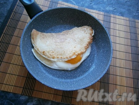Снова накрыть сковороду крышкой и на минимальном огне готовить ещё 3-4 минуты. Аккуратно овсяноблин сложить вдвое лопаткой, накрыв яйцо. Под крышкой прогреть блюдо пару минут и выключить газ. Не открывая крышку, оставить овсяноблин в сковороде ещё на 2-3 минуты.
