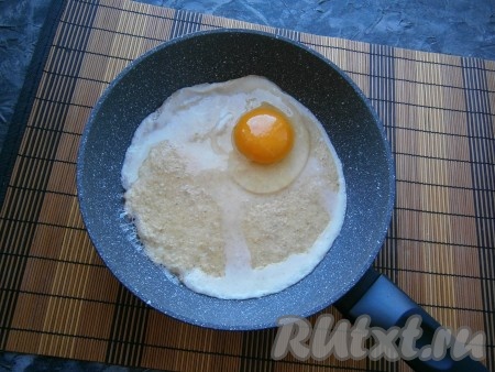 Накрыть сковороду крышкой и на минимальном огне готовить овсяноблин минуты 2-3 (верх должен немного подсохнуть). Сразу, аккуратно, разбить на одну сторону блина куриное яйцо, чуть его посолить.
