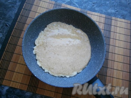 Сковороду разогреть с растительным маслом, вылить в неё овсяно-молочную смесь, равномерно распределяя по всему дну.
