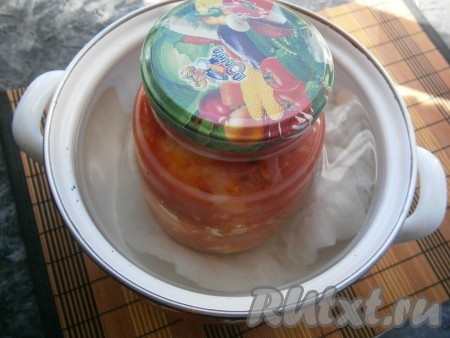 Прикрыть банки с перцем крышками, заранее прокипячёнными в воде в течение 3-4 минут. На дно достаточно большой кастрюли&nbsp;поместить чистую тряпочку (или полотенце) влить воду, довести до кипения. Аккуратно поставить в кастрюлю банки с перцем (вода должна достигать плечиков баночек), сделать огонь средним, после закипания воды в кастрюле с банками стерилизовать баночки с перчиком 15 минут.
