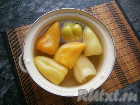 В кастрюле вскипятить воду, выложить подготовленный болгарский перец.
