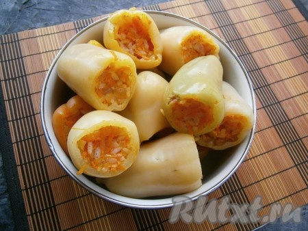 Начинить остывший болгарский перец подготовленным фаршем из овощей и риса.
