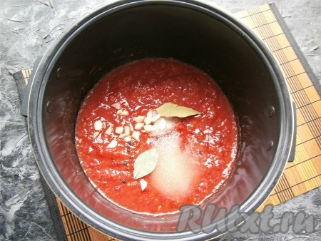 Всыпать соль, сахар, добавить кусочки чеснока, лавровые листья, чёрный горошком перец, влить чайную ложечку яблочного уксуса, перемешать.
