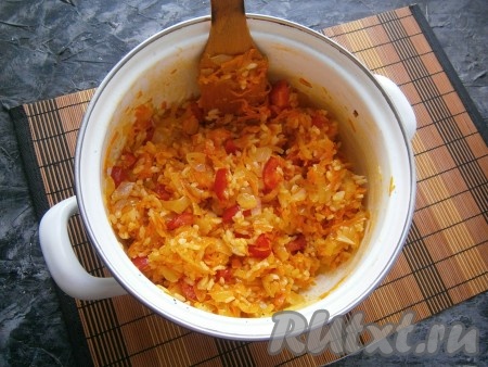 Хорошенько перемешать получившийся фарш из овощей и риса.
