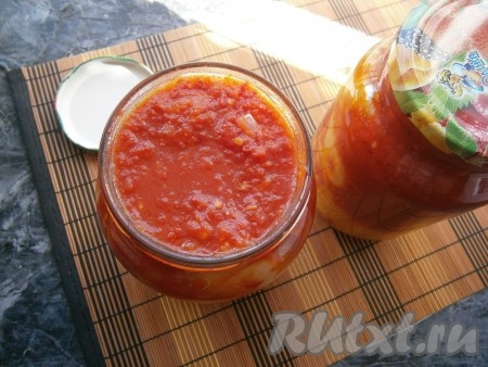 Прикрыть кастрюлю крышкой (или закрыть крышку мультиварки). Тушить болгарский перец после закипания соуса на небольшом огне 15 минут (или в мультиварке на режиме "Тушение" в течение 15 минут). По прошествии времени разложить аккуратно фаршированный перец в простерилизованные банки, заливая соусом.
