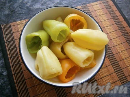 Проварить перец в течение 3-4 минут с момента закипания, достать из воды, остудить.
