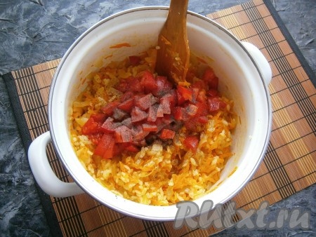 Сюда же добавить 160 грамм свежих помидоров, нарезанных кубиками, соль и чёрный молотый перец.
