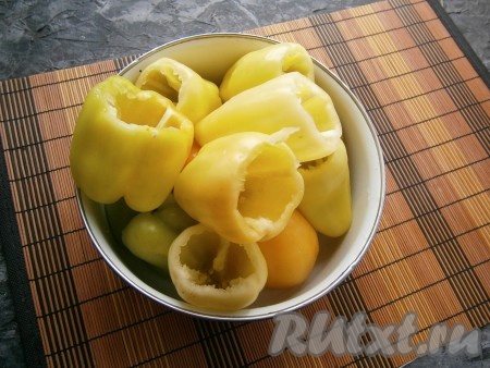 Рис предварительно отварить до полуготовности (в течение минут 15 в кипящей воде). Если рис развесной, промыть его после варки прохладной водой. Я рис варила в пакетике, затем просто остудила. Болгарский перец вымыть, удалить семена с плодоножками, подготовив его для фарширования.