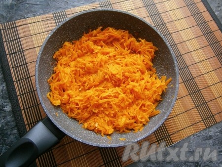 Обжарить морковку, также, не зажаривая, на среднем огне до мягкости (на это потребуется 3-4 минуты).
