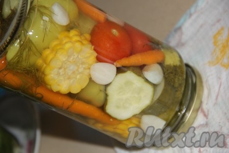 Затем достать банки из кастрюли. Сразу закатать баночки с овощным ассорти крышками, перевернуть, укутать в одеяло до полного остывания, а затем убрать в кладовку (или погреб).