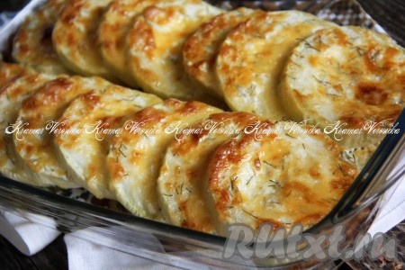 Кабачки, запечённые с сыром и сметаной в духовке