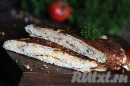 Вот такой нежный и сочный омлет из кабачков с сыром и яйцами мы приготовили на сковороде. Очень вкусно, сытно и необычно!
