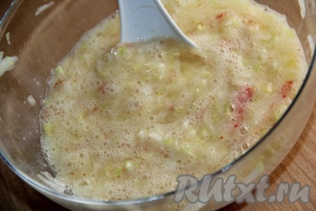 Перемешать массу вилкой (или ложкой).
