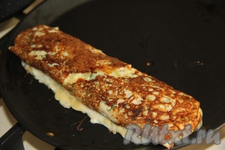 Готовый рулет подержать под крышкой 5 минут на медленном огне. Я переложила рулет на другую сковороду, а сама сделала следующий. У меня получилось 4 омлета с кабачком и сыром в виде рулетиков.
