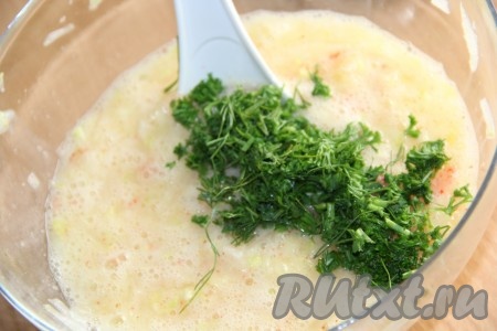 Добавить мелко рубленную зелень, тщательно перемешать яично-кабачковую массу.

