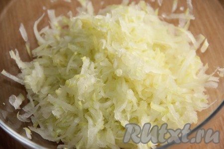 Кабачок натереть на тёрке вместе с корочкой. Если корочка жесткая, то лучше очистить кабачок. Готовую мякоть (нам потребуется 320 грамм) хорошо отжать от сока.
