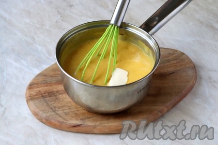 После чего добавьте сливочное масло и проварите персиковый курд, помешивая, ещё 2-3 минуты (до загустения).&nbsp;
