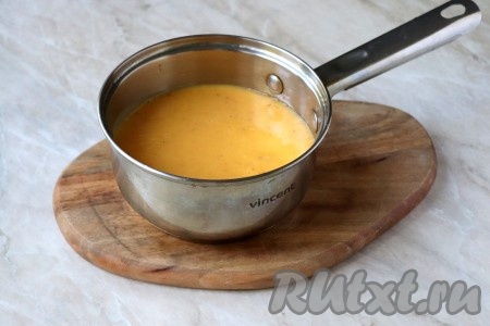 Смесь персикового пюре и яиц перелейте в небольшой сотейник и отправьте на медленный огонь. При постоянном помешивании доведите массу до кипения. 