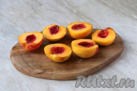 Персики тщательно вымойте под холодной проточной водой, обсушите и удалите косточки.&nbsp;
