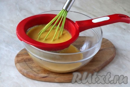 Чтобы наш десерт получился идеально однородным, перетрите его через мелкое сито. 