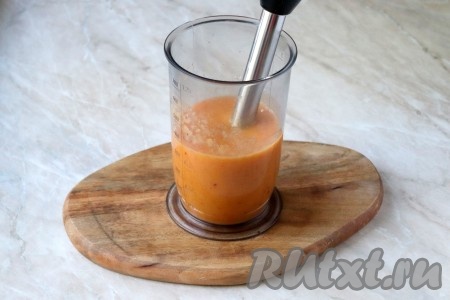 Погружным блендером взбейте массу до однородного состояния. 