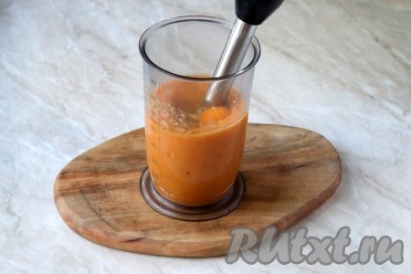 Затем в персиковое пюре вбейте куриные яйца и снова перемешайте.&nbsp;
