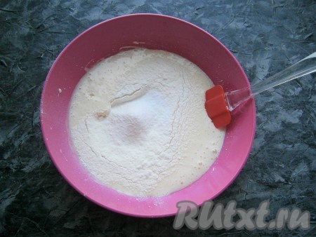 Прямо в яичную смесь просеять муку с крахмалом (частями), аккуратно вмешивая её силиконовой лопаткой (или ложкой).
