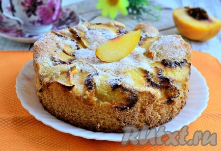 Дать пышному и вкусному бисквиту, приготовленному с персиками, немного остыть в форме, затем извлечь его, ножом подрезая края, остудить полностью. Сверху можно посыпать бисквит сахарной пудрой.
