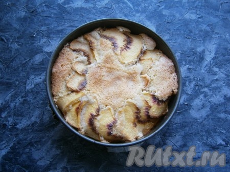 Духовку разогреть до 180 градусов, выпекать бисквит с персиками около 35-45 минут.
