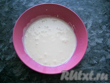 Добавить ванильный сахар. Взбить яйца миксером до светлой пены, всыпать небольшими порциями 0,5 стакана сахара, продолжая взбивать. Взбивать нужно минут 5-6, до светлой, плотной, пышной массы и исчезновения крупинок сахара.
