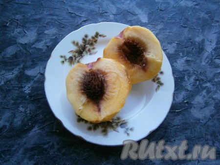 Персики очистить от кожицы (сделать это можно просто острым ножом, а можно залить персики кипятком на пару минут и снять кожицу), разделить пополам, убрать косточку.
