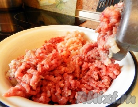 Кусочки белого хлеба размочить в молоке. Куриное филе и мякоть свинины вместе с луком и хлебом пропустить через мясорубку.