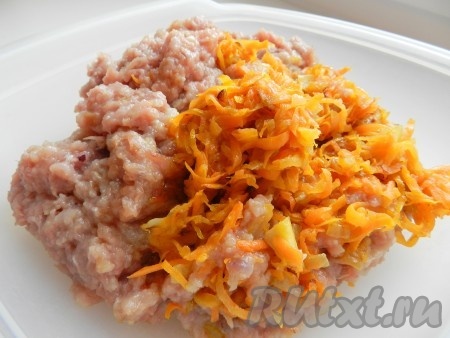 Лук и морковь обжарить на растительно масле, смещать с фаршем, добавить соль, черный молотый перец и специи. Фарш тщательно вымесить.