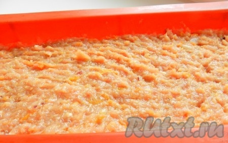 Выложить фарш в форму для запекания, поставить в разогретую до 200 градусов духовку на 45 минут. Когда мясной хлебец будет готов, сок, образовавшийся вокруг него, должен быть прозрачным.