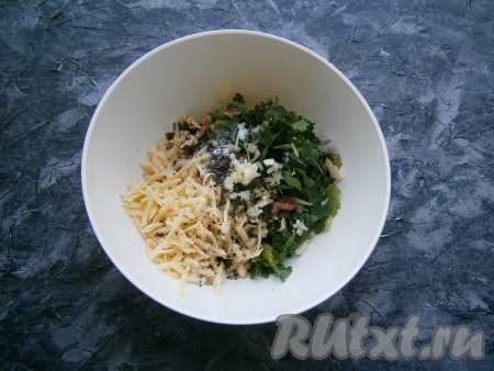 К петрушке с орехами выложить натёртый на средней тёрке сыр, пропущенный через пресс чеснок, всыпать соль, чёрный молотый перец и сушёный базилик. Влить оливковое масло и лимонный сок.
