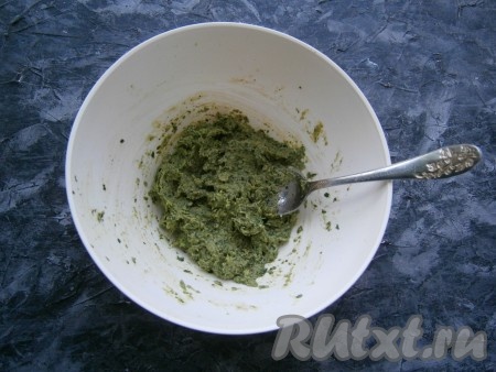 Измельчить смесь петрушки, грецких орехов и сыра погружным блендером до состояния пасты. Если соус песто получится слишком густым (это зависит от сочности петрушки), добавьте чуть больше оливкового масла.&nbsp;
