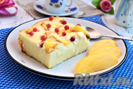 Творожная запеканка с персиками в духовке
