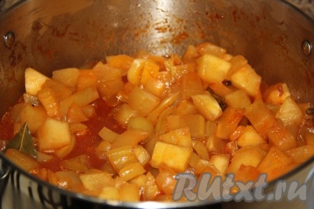 Поставить кастрюлю с лечо на огонь и варить 30 минут с момента закипания, периодически перемешивая.
